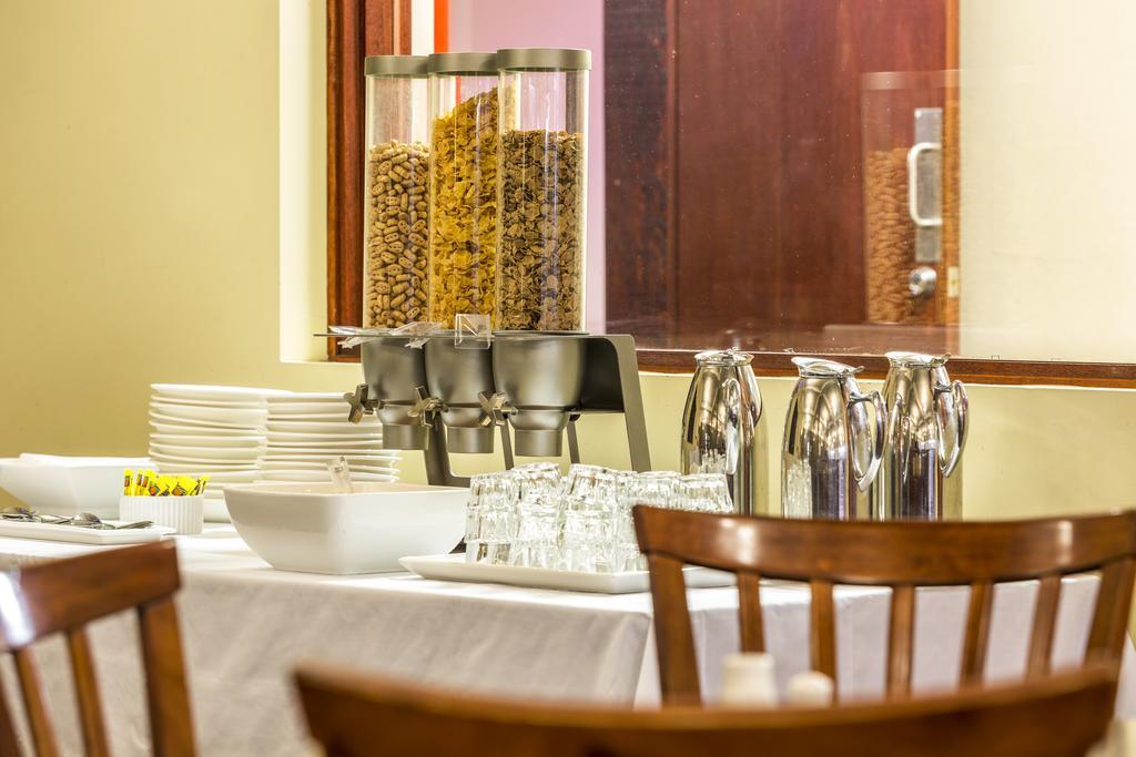 Boomerang Hotel Lavington Dış mekan fotoğraf