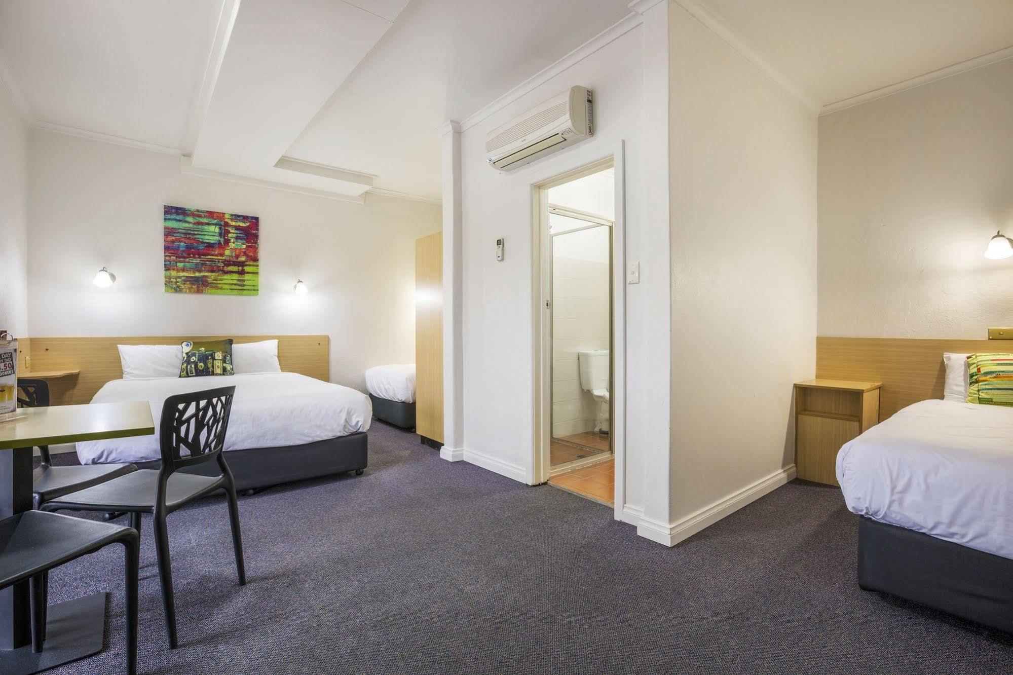 Boomerang Hotel Lavington Dış mekan fotoğraf